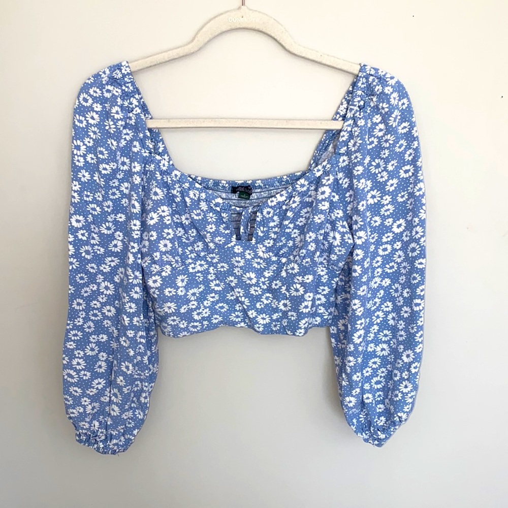 Cropped Wild Fable, long sleeve, daisy print blouse.